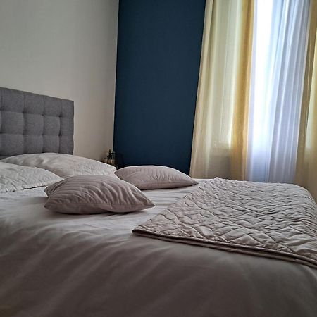 Chambre Spacieuse - Dressing - Sdb Communes - Parking Prive Nîmes Kültér fotó